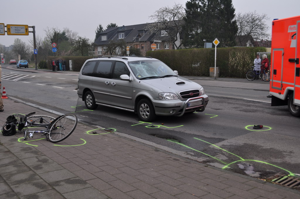 VU Radfahrer PKW Koeln Heimersdorf Volkhovenerweg P11.JPG